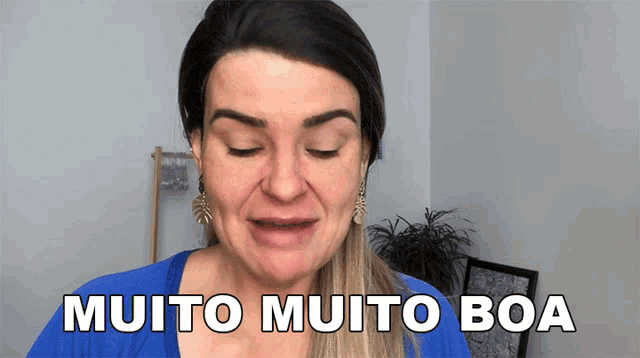 a woman in a blue shirt with the words muito muito boa above her