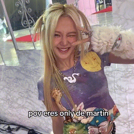 a woman wearing a purple shirt with a swan necklace and the words pov eres only de martin