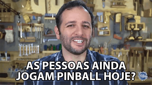 a man in a plaid shirt says as pessoas ainda jogam pinball hoje ?