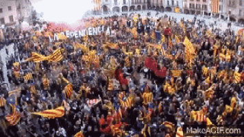 a large crowd of people are holding flags and a sign that says independencia