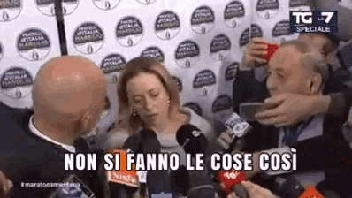 a woman is being interviewed by a group of people and says non si fanno le cose cos