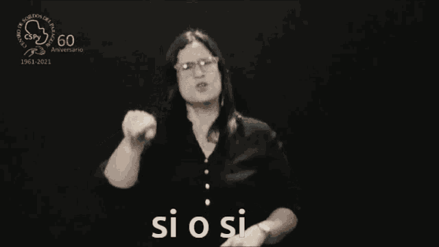 a woman wearing glasses says si o si in spanish