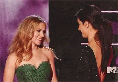 Scarlett Johansson Kissing GIF - Scarlett Johansson Kissing Award GIFs