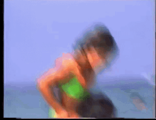 Alessandra Amoroso Shoulder Carry GIF - Alessandra Amoroso Shoulder Carry Sea GIFs