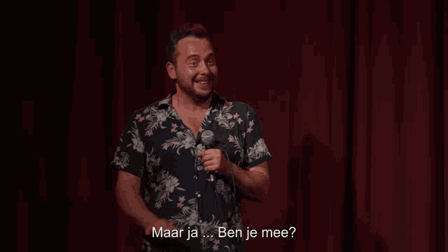 a man in a hawaiian shirt is speaking into a microphone and the words maar ja ben je mee are above him