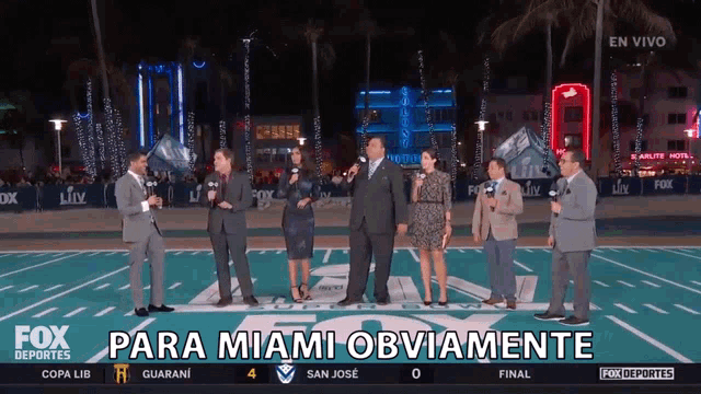a group of people standing on a football field with the words " para miami obviamente " on the screen