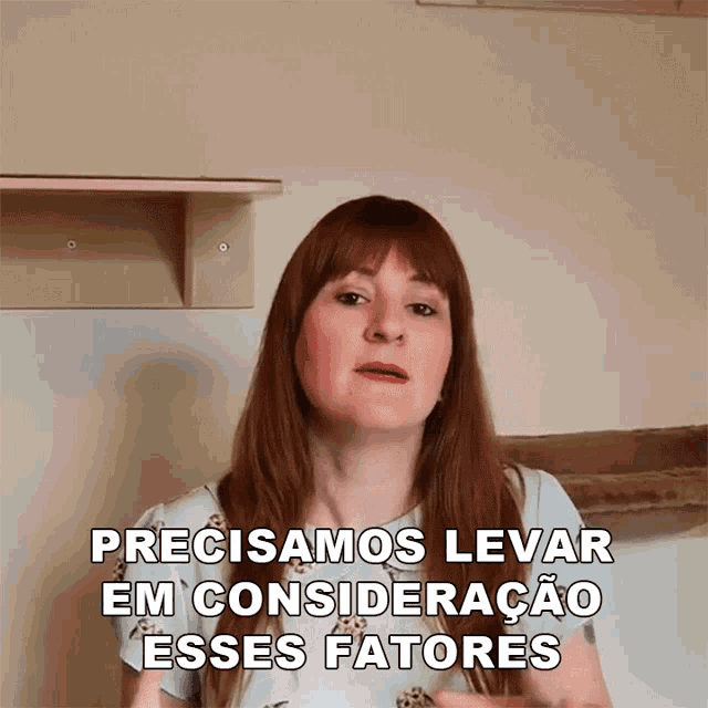 a woman in a blue shirt says " precisamos levar em consideracao esse fatores "