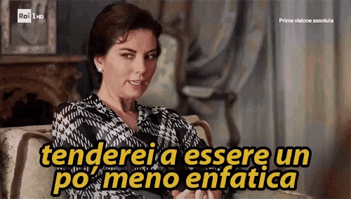 a woman sitting on a couch with the words tenderei a essere un po meno enfatica on the screen