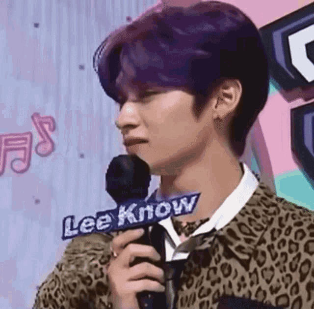 Lee Know Disgusted Looking Around Confused GIF