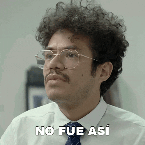 a man wearing glasses and a tie says " no fue asi "