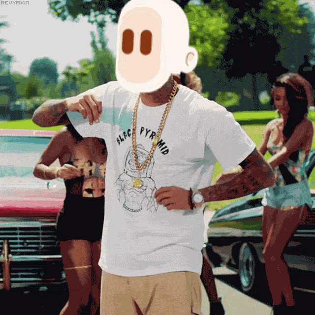 a man wearing a t-shirt that says marc pyramid