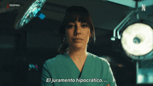 a woman in an operating room with the words el juramento hipocratico