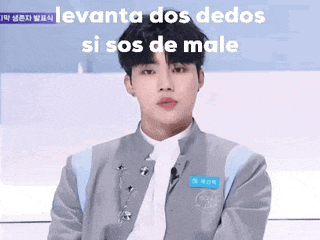 a young man in a gray jacket says levanta dos dedos si sos de male .