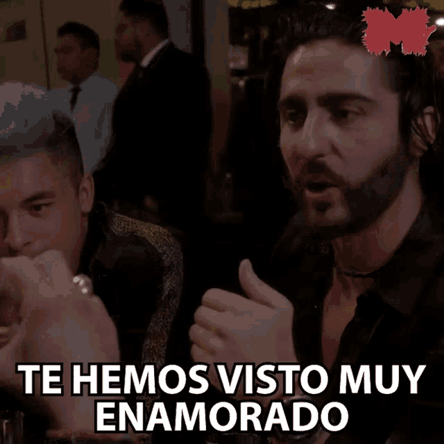 a man says te hemos visto muy enamorado in a blurry photo