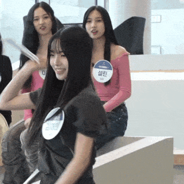 a girl with a name tag that says ' sdd ' on it