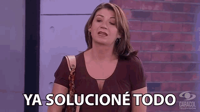 a woman with a purse says ya solucione todo