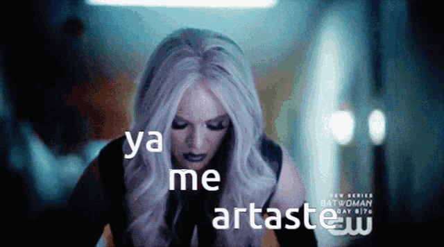 a woman with white hair says ya me artaste w