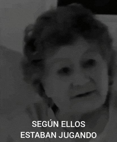 a black and white photo of an older woman with the words en ningun momento estaban jugando