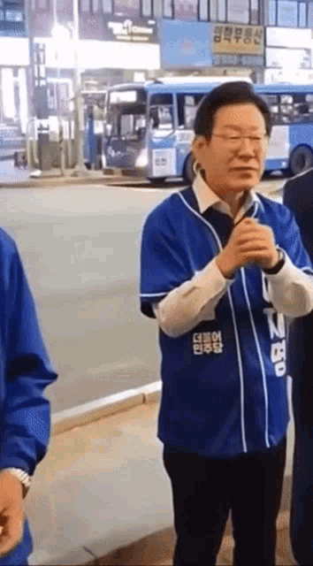 a man wearing a blue shirt that says ' np ' on it