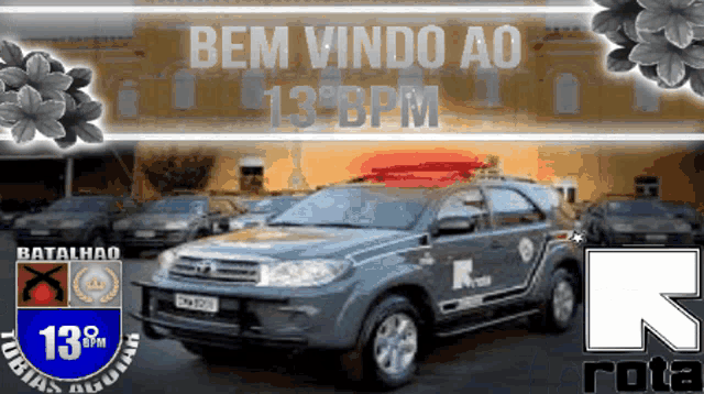 a sign that says bem vindo ao 13 bpm with a car in the background