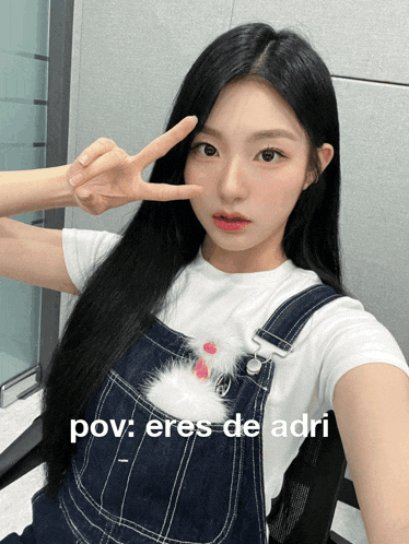 a girl in overalls giving a peace sign with the words pov eres de adri above her