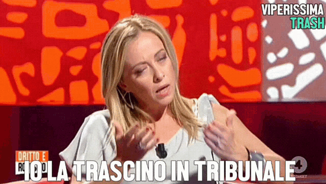 a woman on a tv show with the words " la trascino in tribunale "