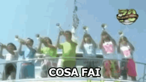 a group of people standing on a boat with the words cosa fai written on the bottom