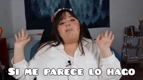 a woman says si me parece lo haco while making a funny face