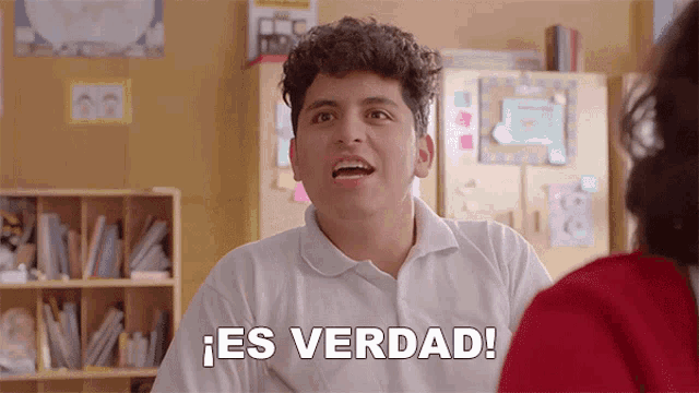 a boy in a white shirt says " es verdad "