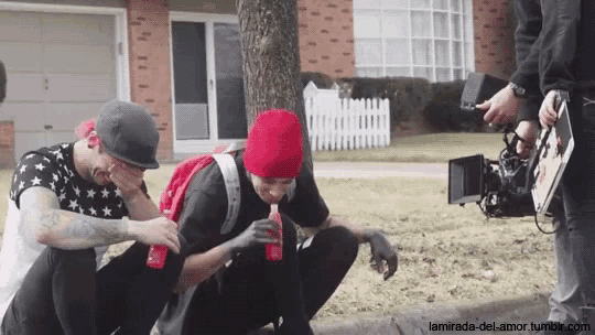two men are squatting down in front of a camera with the words laminada-del-amor tumblr.com in the lower right corner