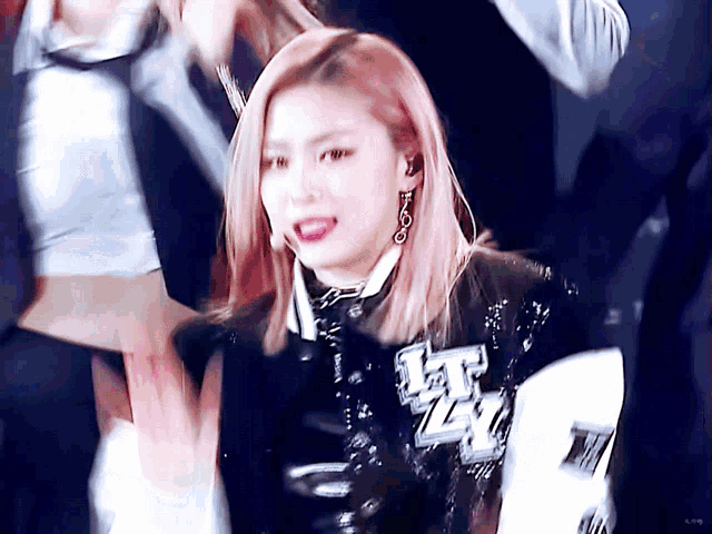 Itzy Ryujin GIF