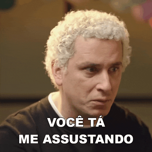 a man with curly white hair says você ta me assumando