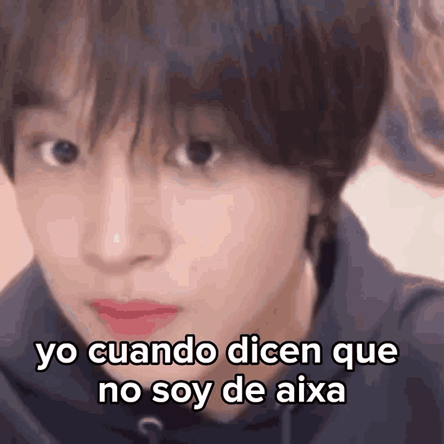 a close up of a person 's face with the words `` yo cuando dicen que no soy de aixa '' on it .