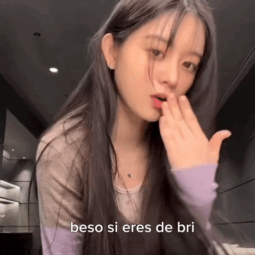 a woman blowing a kiss with the words beso si eres de bri written below her