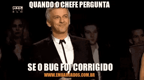a man in a suit and tie is smiling with the caption quando o chefe pergunta se o bug foi corrigido