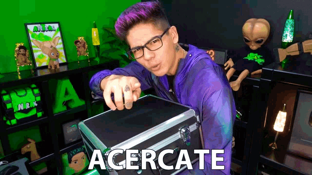 a man in a purple jacket is holding a case that says acercate on it