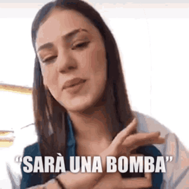 a woman is making a gesture with her hands and says `` sara una bomba '' in italian .