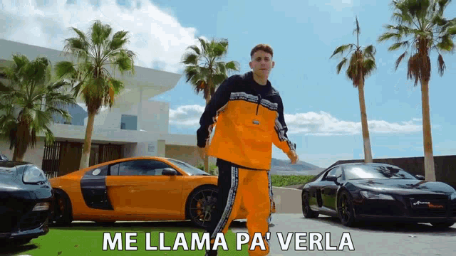 a man standing in front of a row of cars with the words me llama pa verla