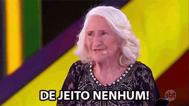 an elderly woman with a microphone and the words de jeito nenhum