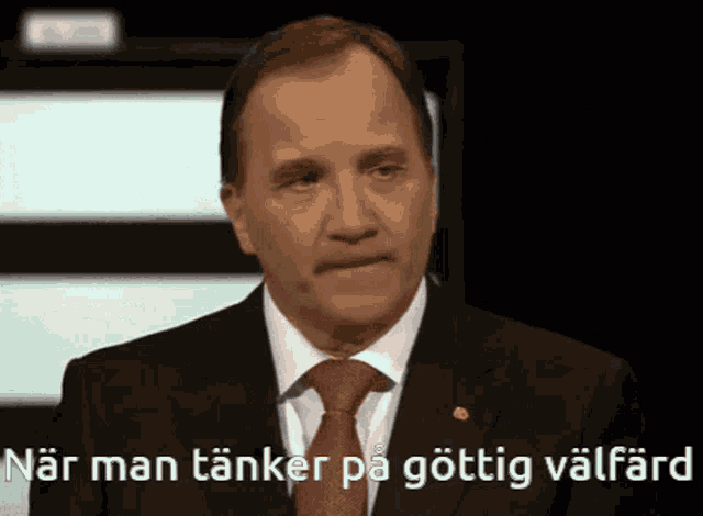 a man in a suit and tie with the words nar man tanker pa gottig valfard above him