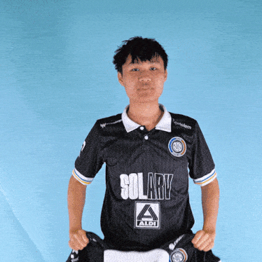 a man is wearing a black shirt that says solary on it