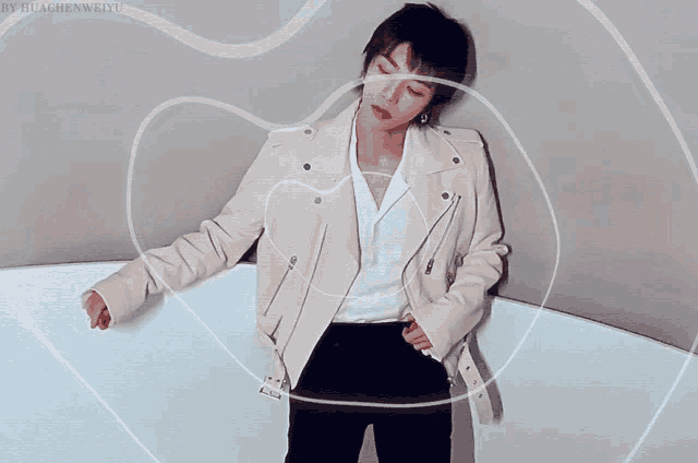a woman wearing a white jacket and black pants is standing in front of a wall with the words huachenweiyu on the bottom