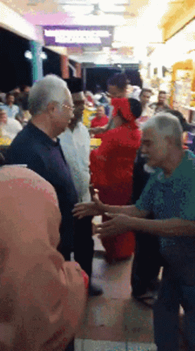 Najib Razak Market GIF - Najib Razak Market Walking GIFs