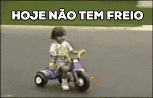 a little girl is riding a purple tricycle with the words hoje nao tem freio written above her