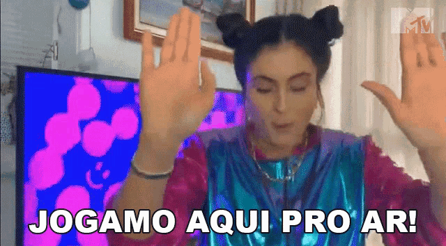a woman says jogamo aqui pro ar with her hands up