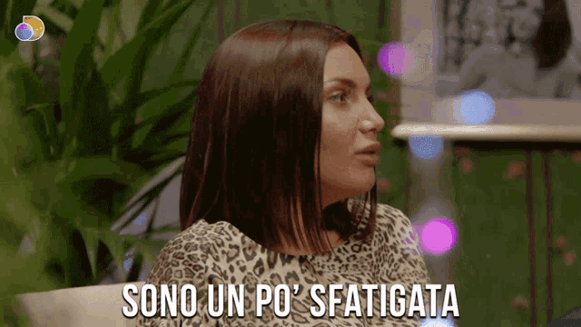 a woman in a leopard print shirt says sono un po ' sfatigata