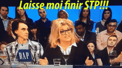 a group of people are sitting in front of a screen that says laisse moi finir stp !!!