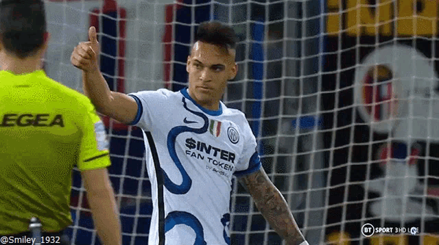 a soccer player wearing a shirt that says sinter can token