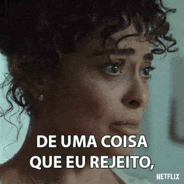 a woman with curly hair says de uma coisa que eu rejeito
