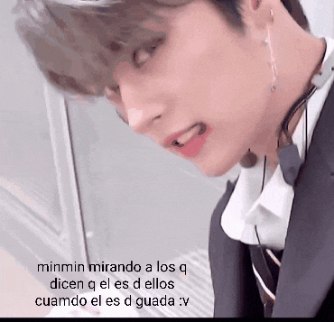 a close up of a man 's face with the words minmin mirando a los q dicen a el es d ellos